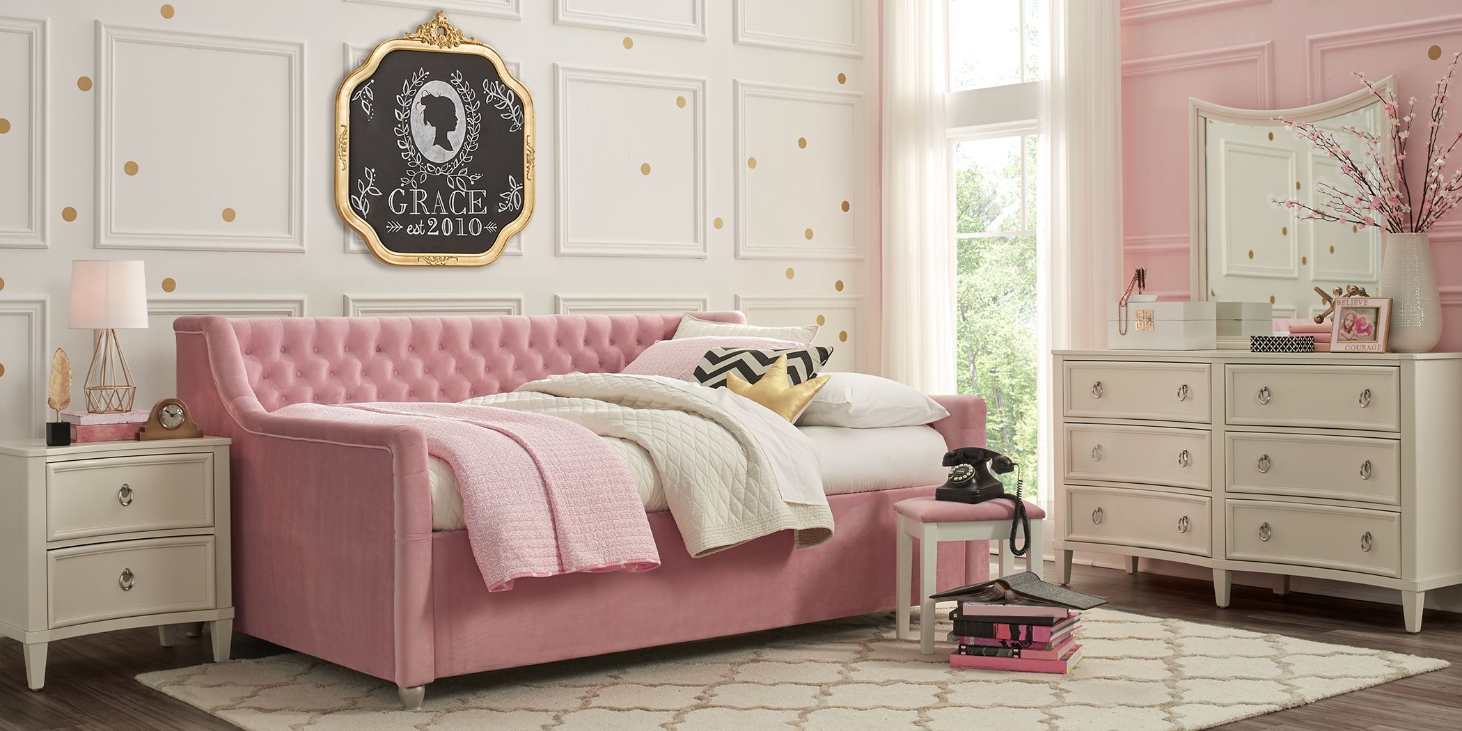girls room with daybed